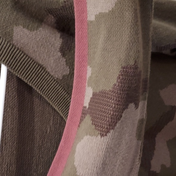 mystree Green Camo V-Neck Sweater with Maroon Strip on Sleeves Size Small - Picture 4 of 9